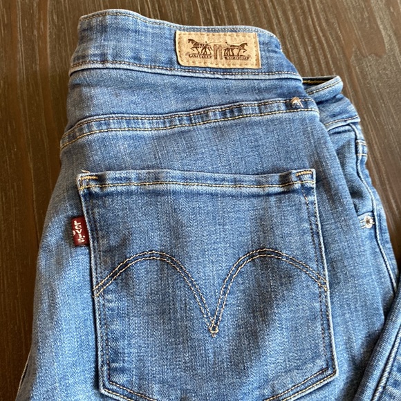 Levi’s mid rise skinny jeans with raw edge cuffs in size 6/26. - Picture 6 of 11